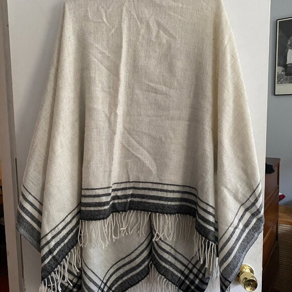 100% Wool Poncho - Picture 2 of 3